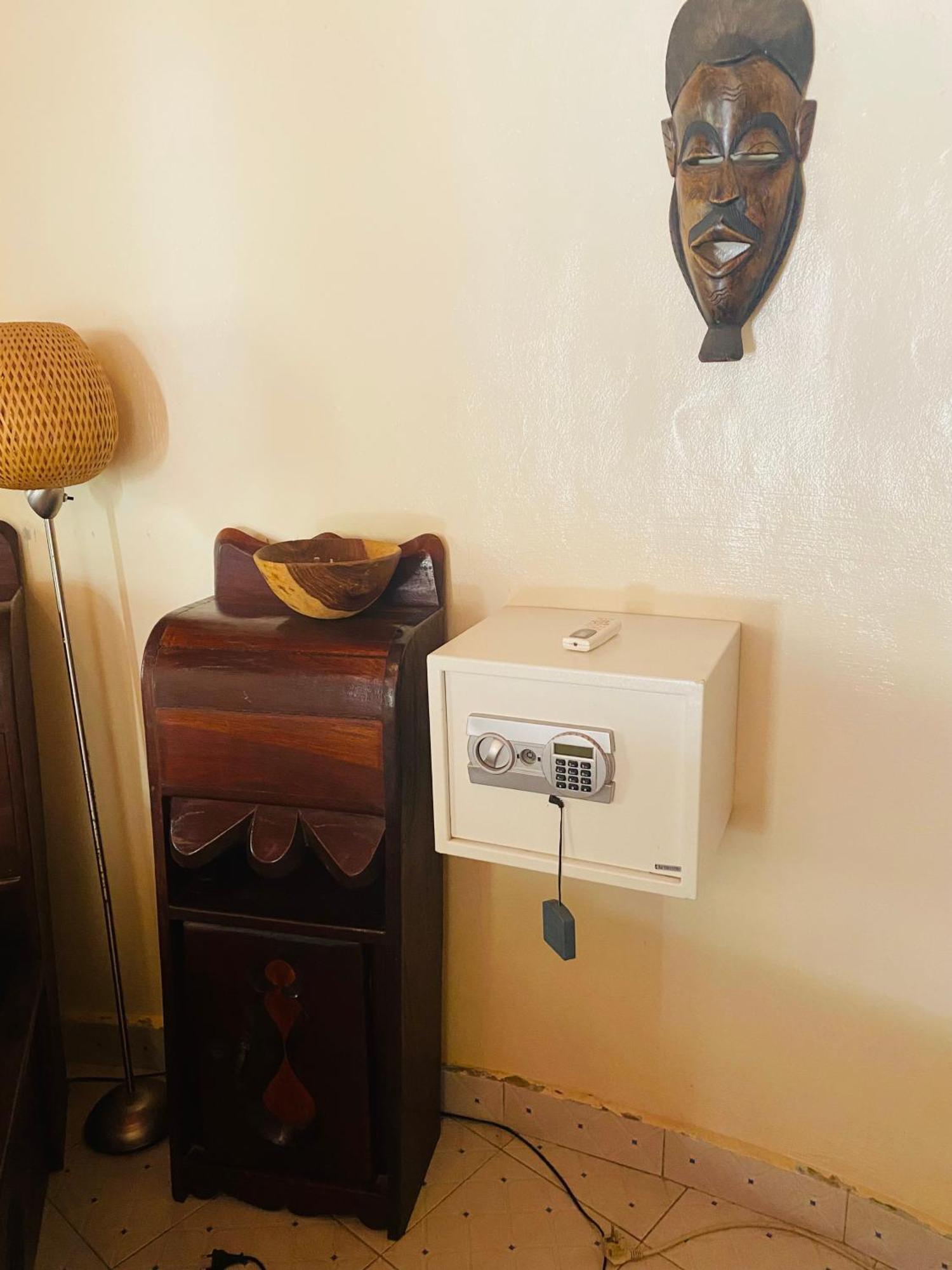 Dabo House Hotel Brufut Bagian luar foto