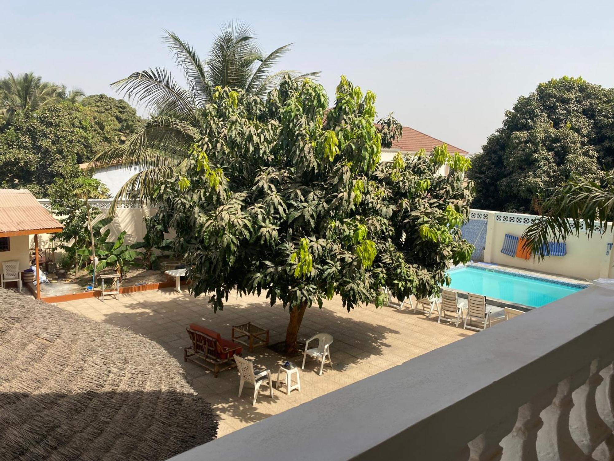 Dabo House Hotel Brufut Bagian luar foto