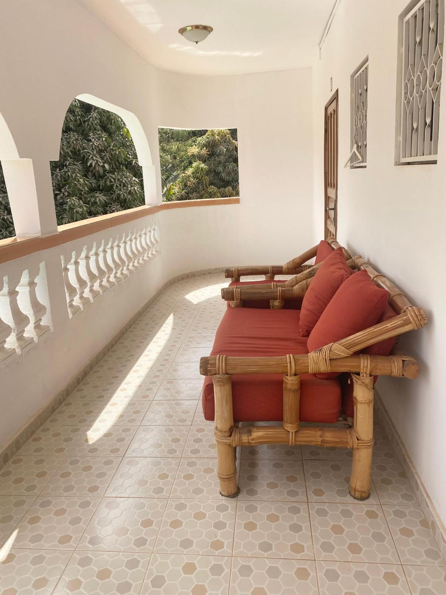 Dabo House Hotel Brufut Bagian luar foto