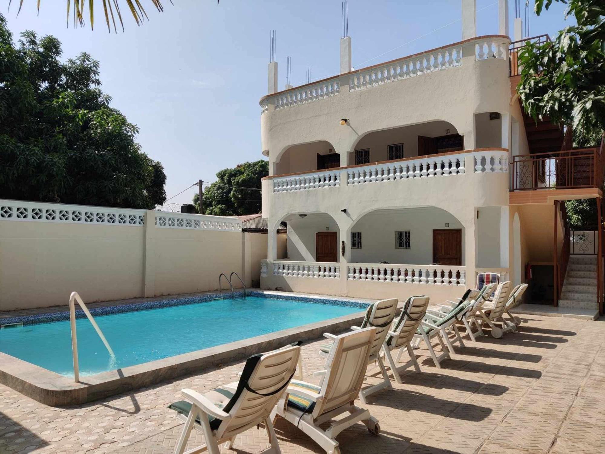 Dabo House Hotel Brufut Bagian luar foto